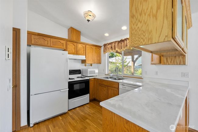 215 James St S, House other with 3 bedrooms, 2 bathrooms and 2 parking in Roy WA | Image 10