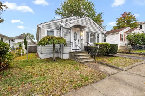 90 Farm St, Providence, RI, 02908-4064 | Card Image