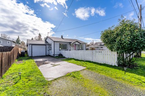1107 Sw Bridge St, Grants Pass, OR, 97526-2744 | Card Image