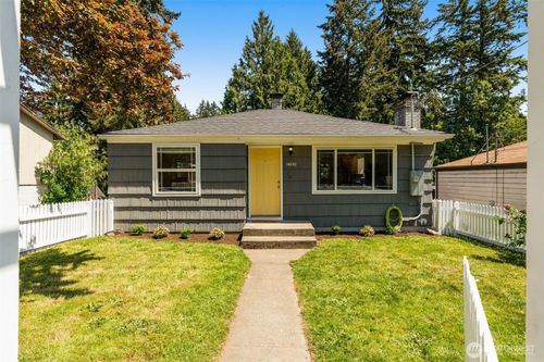 14032 Stone Ave N, Seattle, WA, 98133-7019 | Card Image