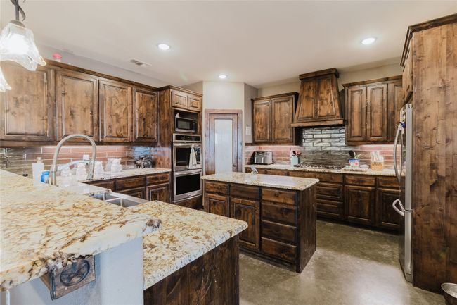 161 Hcr 1150, House other with 3 bedrooms, 3 bathrooms and null parking in Blum TX | Image 6