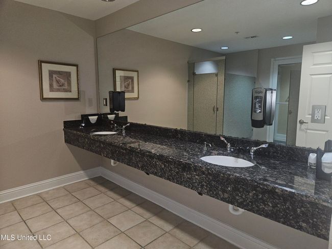 Fitness Center Women's Bath | Image 53