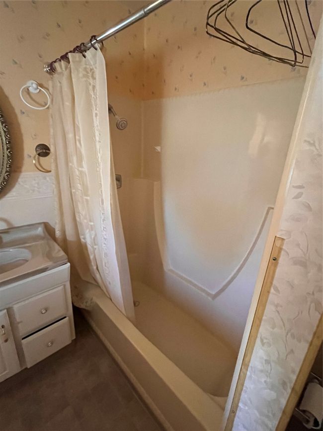 Main floor bathroom #2 | Image 10