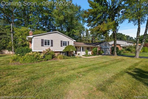 6756 Spruce Dr, Bloomfield Hills, MI, 48301-3056 | Card Image