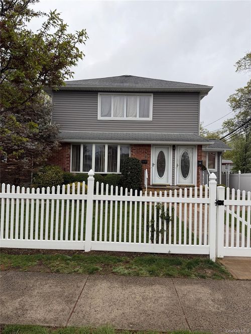 26 S Grand St, Westbury, NY, 11590-5246 | Card Image