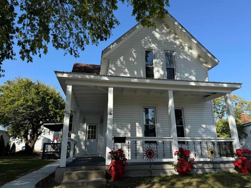 105 S Main St, Knox, IN, 46534-1415 | Card Image