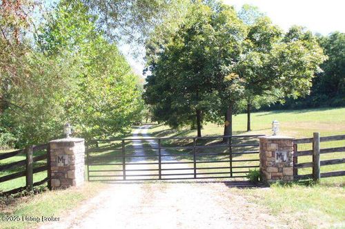 1054 Meadow Ln, Lawrenceburg, KY, 40342-9249 | Card Image