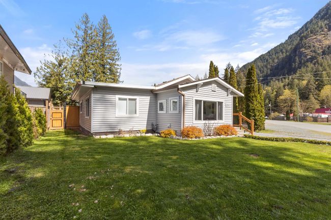 63905 Old Yale Road, House other with 3 bedrooms, 2 bathrooms and 3 parking in Hope BC | Image 4