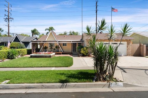 1917 W Flora St, Santa Ana, CA, 92704-5617 | Card Image