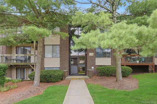 252 Country Club Ln, Pomona, NY, 10970-2512 | Card Image