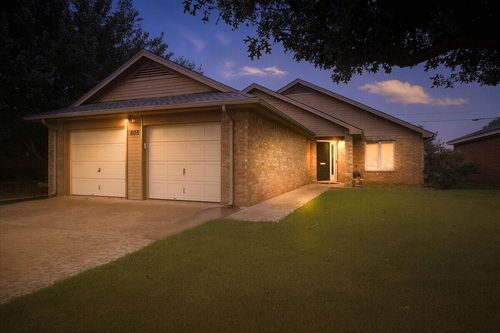 805 S 23rd St, Slaton, TX, 79364-4611 | Card Image
