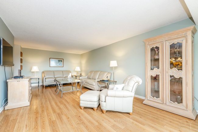 APT-301 - 2 S Atrium Way, Condo with 2 bedrooms, 2 bathrooms and 1 parking in Elmhurst IL | Image 6