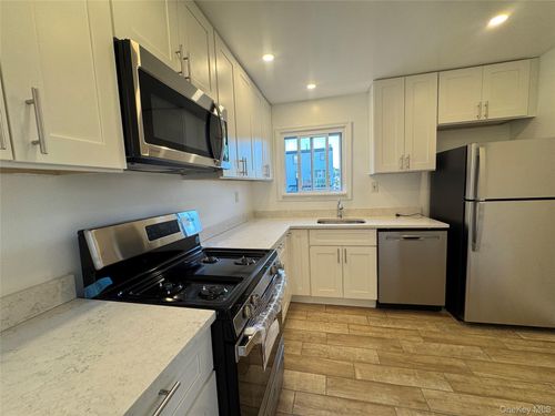 27 Fourth Ave, Pelham, NY, 10803-1407 | Card Image
