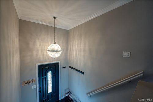 27 Manchester Rd, Huntington, NY, 11743-5533 | Card Image