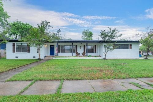 214 N Avenue C, Elgin, TX, 78621-2647 | Card Image