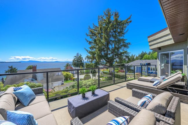 1386 Bishop Road, House other with 4 bedrooms, 3 bathrooms and 5 parking in White Rock BC | Image 2
