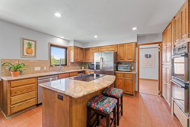 The center island also has a breakfast bar for additional seating. | Image 9