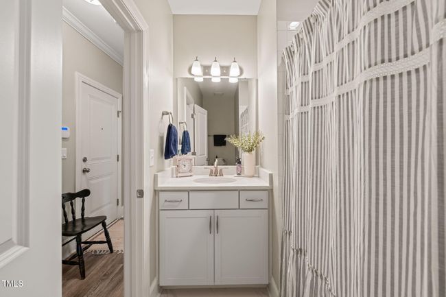 Bedroom 2 and main floor hall bath | Image 19