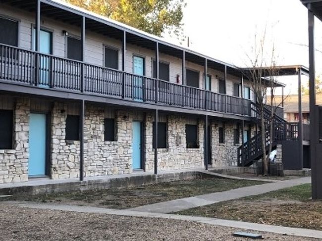 APT-10 - 137 Elm St, Condo with 2 bedrooms, 1 bathrooms and 1 parking in Lockhart TX | Image 7