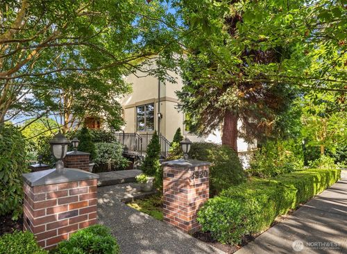3920 50th Ave Ne, Seattle, WA, 98105-5238 | Card Image