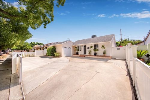 7838 Hazeltine Ave, Panorama City, CA, 91402-5212 | Card Image