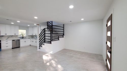 2410 E Bayshore Dr, Dickinson, TX, 77539-2811 | Card Image