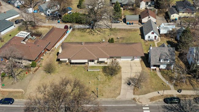 Hard to find 3 car attached garage (21'-6"(D) x 31'-0"(W)) with direct access to Shoreline Drive! | Image 7