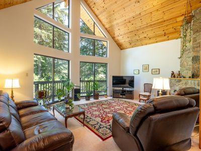 9340 Emerald Dr, House other with 3 bedrooms, 2 bathrooms and 4 parking in Whistler BC | Image 2