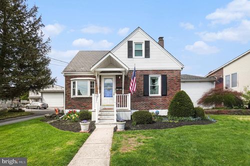 930 4th St, WHITEHALL, PA, 18052-5326 | Card Image