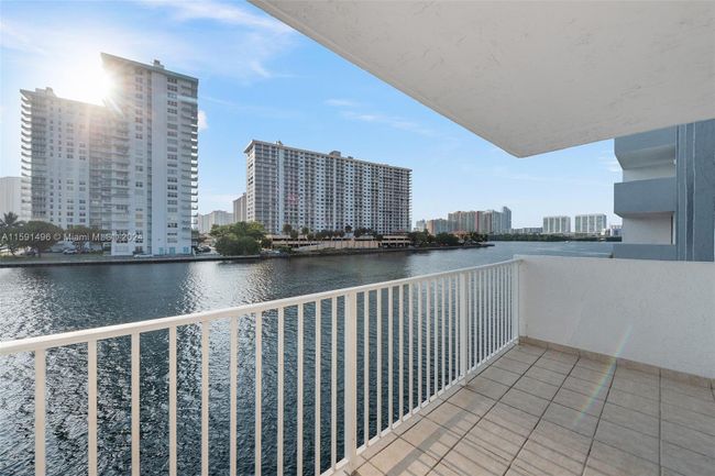 304 - 4000 Ne 170th St, Condo with 2 bedrooms, 2 bathrooms and null parking in North Miami Beach FL | Image 5