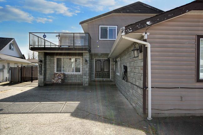 14340 Hyland Road, House other with 8 bedrooms, 5 bathrooms and 10 parking in Surrey BC | Image 2
