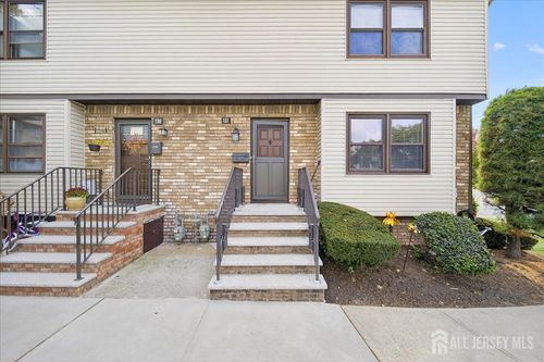 131 Highview Dr, Woodbridge, NJ, 07095-3907 | Card Image