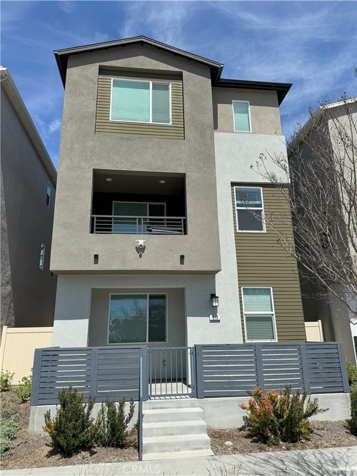 913 E 2nd St, Santa Ana, CA, 92701-4932 | Card Image