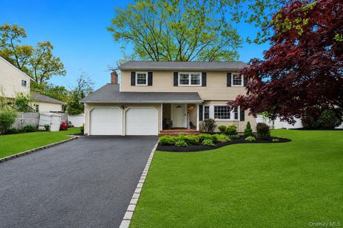 16 Lenore Pl, Smithtown, NY, 11788-2706 | Card Image
