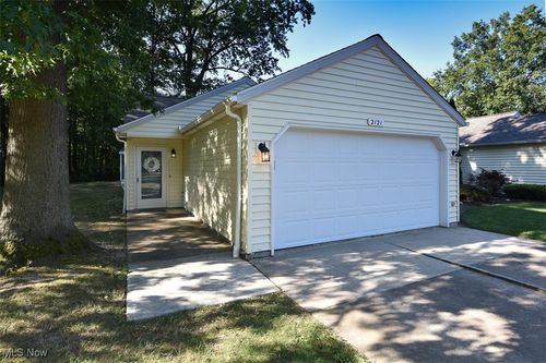 2121 Oakwood Ct, Avon, OH, 44011-1543 | Card Image