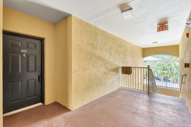 APT-302 - 6510 Emerald Dunes Dr, Condo with 2 bedrooms, 2 bathrooms and null parking in West Palm Beach FL | Image 4