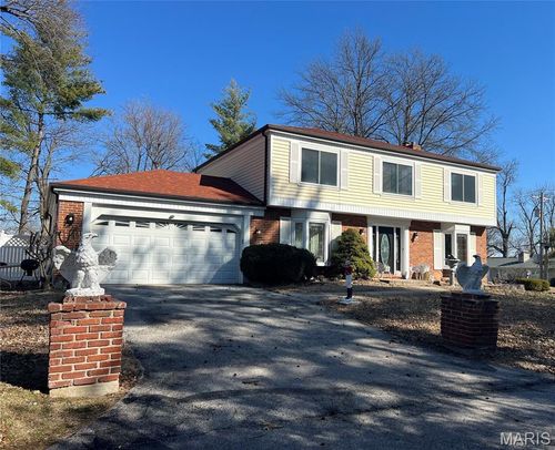 9401 Stacy Place Ln, Olivette, MO, 63132-3450 | Card Image