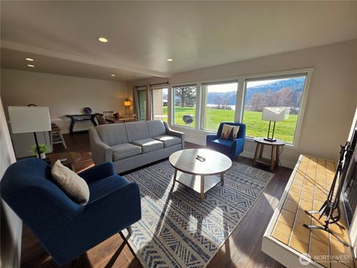 1 S 1st St, Chelan, WA, 98816 | Card Image