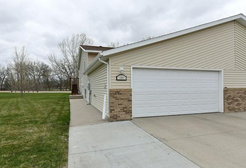 1661 6th St W, West Fargo, ND, 58078-4624 | Card Image