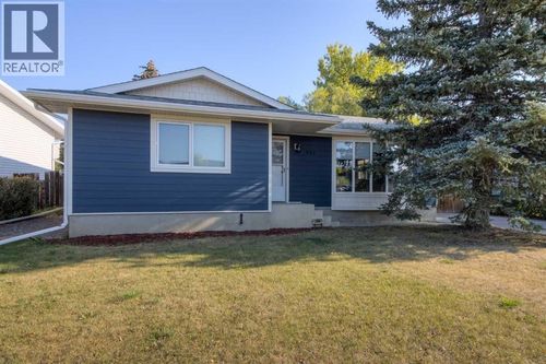 946 Columbia Blvd W, Lethbridge, AB, T1K4M3 | Card Image