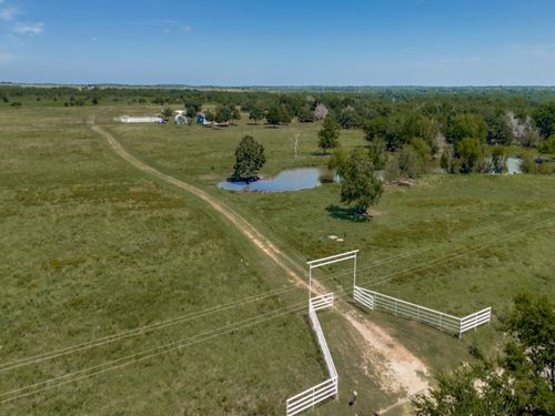 9121 Ne County Road 2170, Powell, TX, 75153-8811 | Card Image