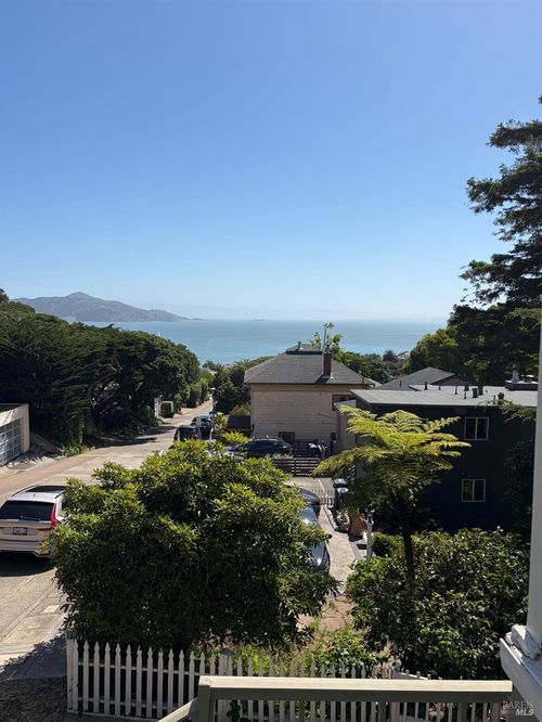 643 Main St, Sausalito, CA, 94965-2318 | Card Image