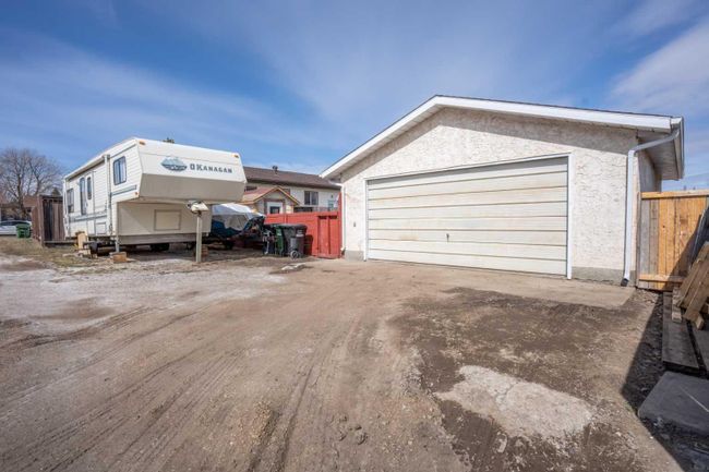 7107 43 Avenue, Home with 4 bedrooms, 2 bathrooms and 2 parking in Camrose AB | Image 27