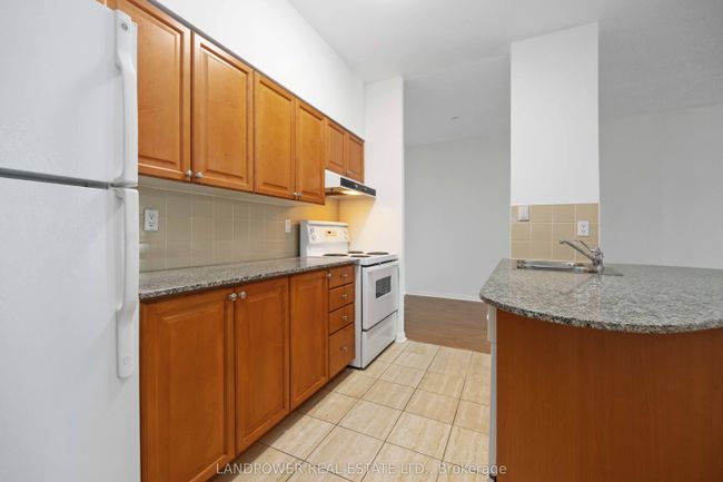 1017 - 230 Queens Quay W, Condo with 2 bedrooms, 1 bathrooms and null parking in Toronto ON | Image 18