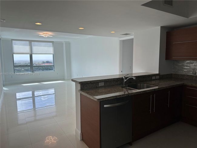 APT-1706N - 2641 N Flamingo Rd, Condo with 2 bedrooms, 2 bathrooms and null parking in Plantation FL | Image 7