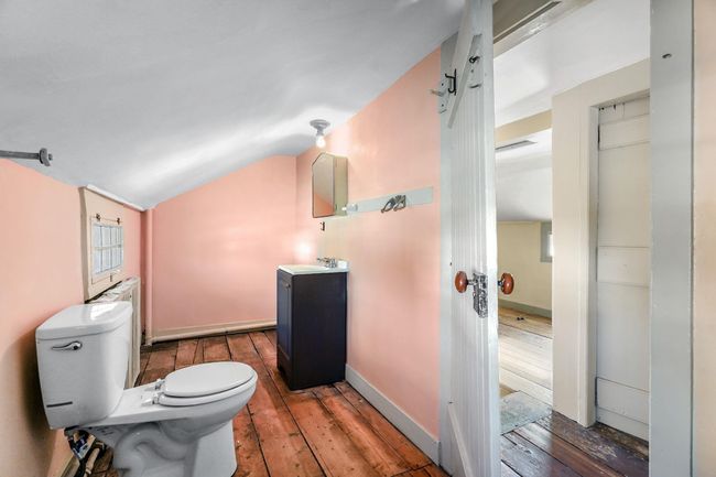 Second floor bathroom | Image 15