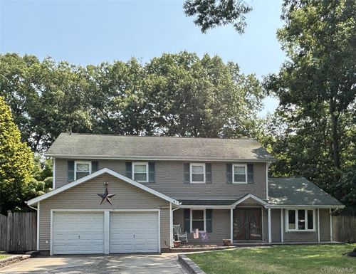 15 Sandy Court, Brookhaven, NY, 11755 | Card Image