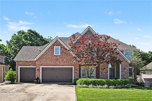 8033 Clearwater Dr, Parkville, MO, 64152-6072 | Card Image