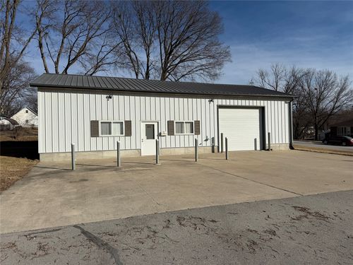 413 E Grade St, Winterset, IA, 50273-2053 | Card Image