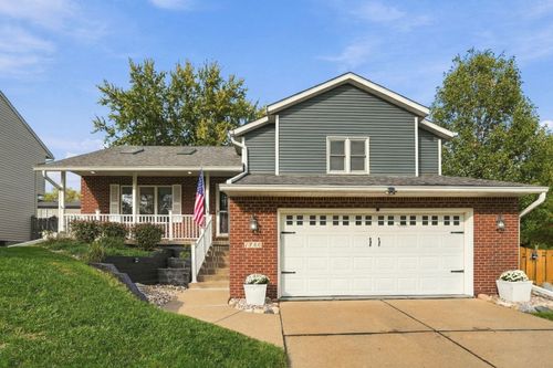 1760 Queens Dr, Bettendorf, IA, 52722-1840 | Card Image